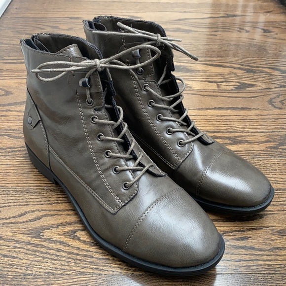 G.H. Bass & Co. Shoes - G.H. Bass & Co. Patricia Lace Up Ankle Boots in Grey/Green Size 11